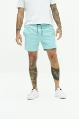 Short de baño liso color azul marino, con cintura elástica ajustable con cordón, dos bolsillos laterales, un bolsillo trasero y logo bordado.