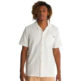 Camisa de manga corta color blanco con rayas verticales, cuello cubano, cierre con botones y bolsillo en el pecho.