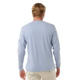 Remera celeste de manga larga con cuello redondo y logo estampado en el pecho y en la manga.