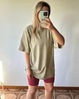 Remerón oversize de algodón color beige claro, con cuello redondo y mangas cortas amplias.