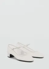 Zapato blanco con tacón bloque, tejido de malla semitransparente, cierre de hebilla y punta redonda.