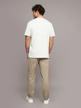 Remera blanca de manga corta con cuello redondo y logo de Calvin Klein en un recuadro rojo.