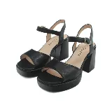 Sandalias blancas de cuero sintético con plataforma y tacón bloque. Tira ancha sobre los dedos y tira con hebilla al tobillo.