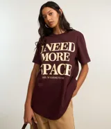 Remera alargada color bordó con cuello redondo y mangas cortas. Estampa frontal con la frase "I NEED MORE SPACE, YES, I'M TALKING TO YOU" en color crema.