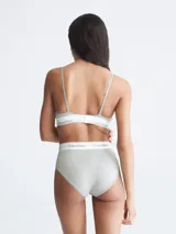 Brasier triangular Calvin Klein Modern Cotton color gris, con copas sin costuras con relleno, tirantes finos ajustables y banda inferior elástica con logo distintivo de la marca.