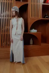 Falda larga color crudo con bordados y aberturas laterales con paneles de jean.