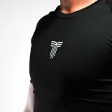 Remera térmica negra de manga corta con logo blanco en el pecho.