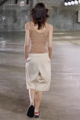 Camiseta de algodón color beige, de corte ajustado, escote redondo y sin mangas.