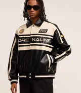 Campera masculina de cuero sintético, modelo boxy, con cuello inglés, manga larga, estampa lettering, detalles contrastantes, bolsillos y cierre por cremallera.