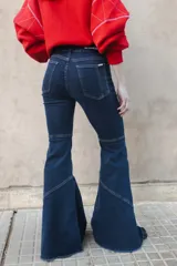 Pantalón jean oxford con recortes, de tiro alto y calce elastizado.
