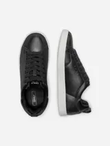 Zapatillas urbanas de cuero sintético color negro, con cordones y suela blanca de goma.