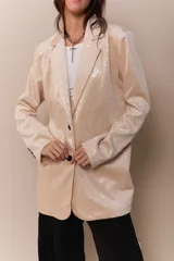 Blazer negro con detalles de lentejuelas, de corte holgado y solapas amplias.