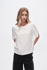 Blusa negra de viscosa, corte holgado y cuello redondo.