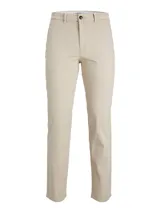Pantalón chino color beige, corte regular fit, con tiro medio, cierre con cremallera, bolsillos estilo chino y dobladillo en la botamanga. Marca Jack & Jones, modelo Dave.