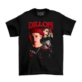 Remera negra de algodón con estampado de collage de fotos del rapero argentino Dillom y su nombre en letras rojas.