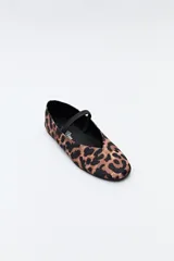 Balerina con estampado animal print, escote en V y tira elástica.