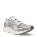 Championes New Balance Running Course, color gris y beige, con capellada de malla y detalles en cuero sintético. Entresuela Fresh Foam para mayor amortiguación y confort.