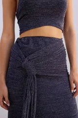 Falda larga color marrón chocolate, con frunce lateral y corte al bies.