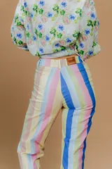 Pantalón de gabardina elastizada a rayas verticales de colores pastel.