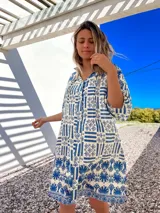 Vestido camisero corto de algodón con estampado de guardas geométricas en azul y blanco, con cuello en V y mangas cortas.