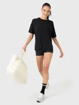 Remera negra oversize de tela fresca y cómoda, con logo pequeño estampado en el pecho.
