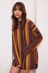 Minivestido de lurex a rayas verticales multicolores con mangas 3/4.