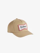 Gorra de béisbol color beige con parche bordado con el logo de Pendleton en el frente.
