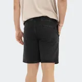 Bermuda de jean celeste con cintura elastizada y cordón ajustable.