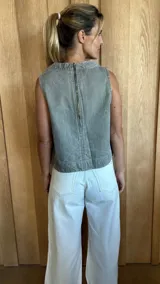 Chaleco color crudo con cuello redondo y detalle de costuras verticales en el frente.