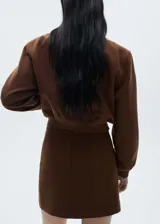 Chaqueta bomber marrón con cierre frontal, cuello redondo y puños elásticos.