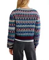 Sweater multicolor de punto con cuello redondo, mangas largas y puños ajustados. Presenta un patrón Fair Isle con motivos geométricos y de corazones en tonos azules, violetas, rosas y beige.