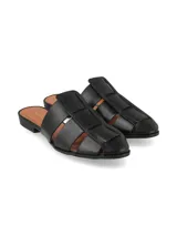 Sandalia tipo mule de cuero negro con diseño entretejido y suela plana.