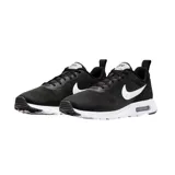 Championes Nike Air Max Tavas negros con detalles en blanco. Capellada de malla y gamuza, entresuela de espuma y suela exterior de goma tipo Waffle.