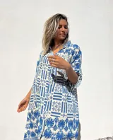 Vestido camisero corto de algodón con estampado de guardas geométricas en azul y blanco, con cuello en V y mangas cortas.