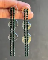 Aros colgantes largos con strass negros y resina transparente.