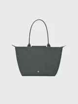 Bolso tote grande Longchamp modelo Le Pliage Green, color marrón chocolate, confeccionado en lona de nylon reciclado con detalles en cuero marrón y herrajes plateados.