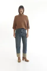 Sweater negro de manga corta con cuello alto.