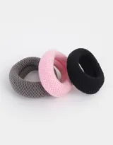 Set de tres gomitas de pelo elásticas de toalla, una color rosa, una color gris y una color negro.