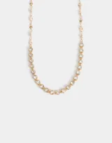 Collar corto dorado con cadena de eslabones y dije de strass con forma de corazón.