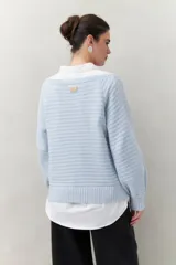 Sweater negro tramado de silueta relajada, con combinación de texturas en el tejido y mangas abullonadas con puños elastizados.