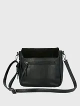 Cartera bandolera Hush Puppies de cuero sintético negro con detalles en gamuza. Tiene correa ajustable y cierre con solapa y cremallera.