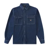 Camisa de denim azul con dos bolsillos frontales con botón y logo de la marca en uno de ellos.