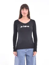 Remera negra de manga larga con estampa de flor en el frente.