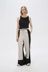 Pantalón ancho de viscosa con diseño color block y punto smock.
