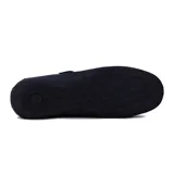 Zapato guillermina casual color negro, con capellada calada con diseño de flores y ajuste con velcro.