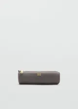 Funda negra de diseño elegante, ideal para proteger objetos personales.
