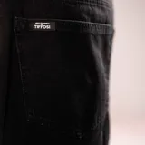 Bermuda de jean negro, corte ancho y largo, estilo skater o baggy.