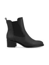 Bota corta negra de cuero, con elástico lateral, taco cuadrado y punta redondeada.