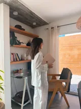 Pantalón de lino color blanco con finas rayas verticales negras, de corte recto y tiro alto.