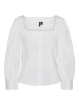 Camisa blanca de cuello cuadrado y mangas globo largas con puños abotonados. Cierre frontal con botones y calce regular.